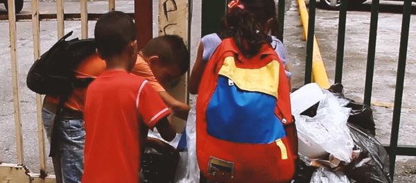 Children rummage in garbage on streets of Venezuela Children rummage in garbage on streets of Venezuela - Sputnik International