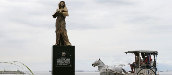 A horse-drawn cart, catering to tourists, passes by a statue of a Comfort Woman or Filipino sex slaves during WWII, which was erected along a scenic Baywalk in Manila, Philippines Thursday, Jan. 11, 2018 A horse-drawn cart, catering to tourists, passes by a statue of a Comfort Woman or Filipino sex slaves during WWII, which was erected along a scenic Baywalk in Manila, Philippines Thursday, Jan. 11, 2018 - Sputnik International