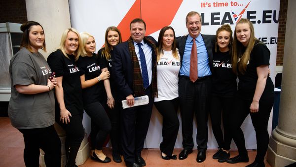 British businessman Arron Banks (C) and UKIP leader Nigel Farage (3R) pose with volunteers after a press briefing by the Leave.EU campaign group in central London on November 18, 2015 - Sputnik International