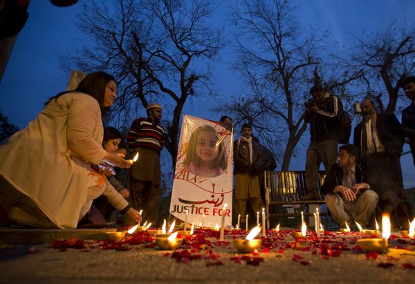 People lights candles during a memorial for Zainab Ansari, an 8-year-old girl who was kidnapped, raped and killed last week in Kasur in Islamabad, Pakistan People lights candles during a memorial for Zainab Ansari, an 8-year-old girl who was kidnapped, raped and killed last week in Kasur in Islamabad, Pakistan - Sputnik International