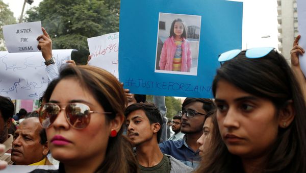 People hold signs to condemn the rape and killing of a 7-year-old girl Zainab Ansari in Kasur, during a protest in Karachi, Pakistan People hold signs to condemn the rape and killing of a 7-year-old girl Zainab Ansari in Kasur, during a protest in Karachi, Pakistan - Sputnik International