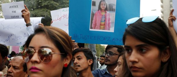 People hold signs to condemn the rape and killing of a 7-year-old girl Zainab Ansari in Kasur, during a protest in Karachi, Pakistan - Sputnik International