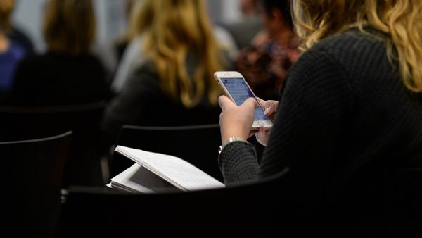 Woman with phone Woman with phone - Sputnik International