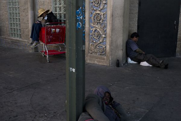 Three homeless people take a nap on a sidewalk in the Skid Row area of downtown Los Angeles  - Sputnik International