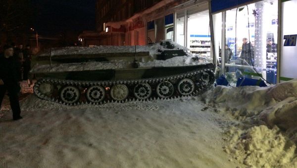 Stolen armored vehicle in Apatity, Russia - Sputnik International