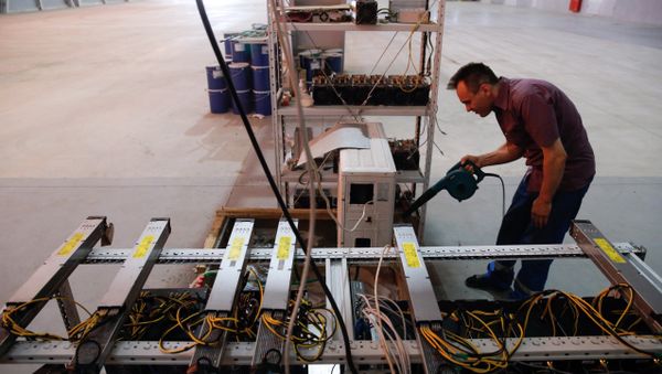 Russia's crypto-businessman Dmitry Marinichev's virtual currencies mining farm operates in a former Soviet-era car factory warehouse in Moscow, July 26, 2017 - Sputnik International