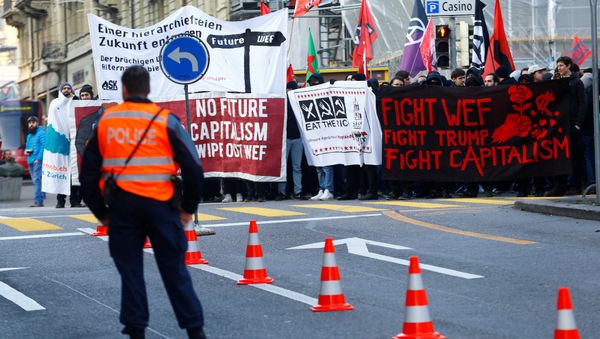 Swiss police and protesters are seen during an anti-WEF and anti-U.S. President Donald Trump demonstration, ahead of Trump's visit to the World Economic Forum (WEF), in Bern, Switzerland, January 13, 2018. - Sputnik International
