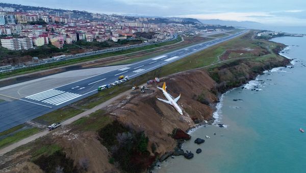 A Pegasus Airlines aircraft is pictured after it skidded off the runway at Trabzon airport by the Black Sea in Trabzon, Turkey, January 14, 2018 - Sputnik International
