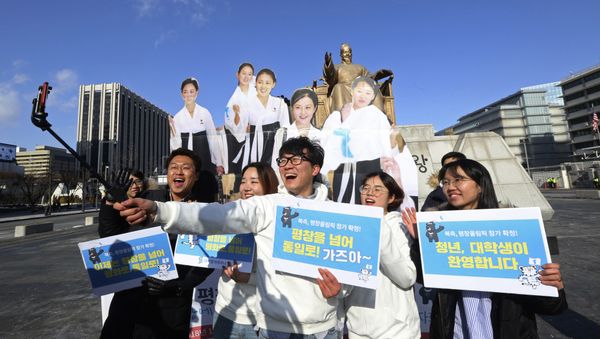 College students take a selfie with cutouts of North Korean cheerleaders during a rally to welcome the outcome of a meeting between South and North Korea, in Seoul, South Korea, Wednesday, Jan. 10, 2018 - Sputnik International