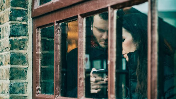 Woman and man with phone - Sputnik International