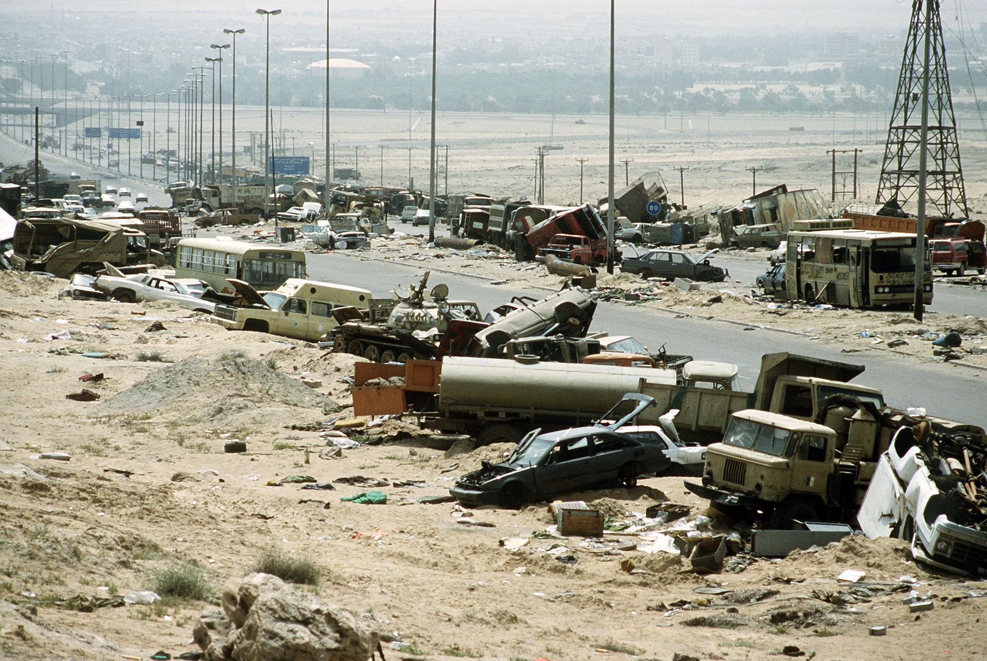 Demolished vehicles line Highway 80, also known as the Highway of Death, the route fleeing Iraqi forces took as they retreated fom Kuwait during Operation Desert Storm Demolished vehicles line Highway 80, also known as the Highway of Death, the route fleeing Iraqi forces took as they retreated fom Kuwait during Operation Desert Storm - Sputnik International, 1920, 05.04.2022