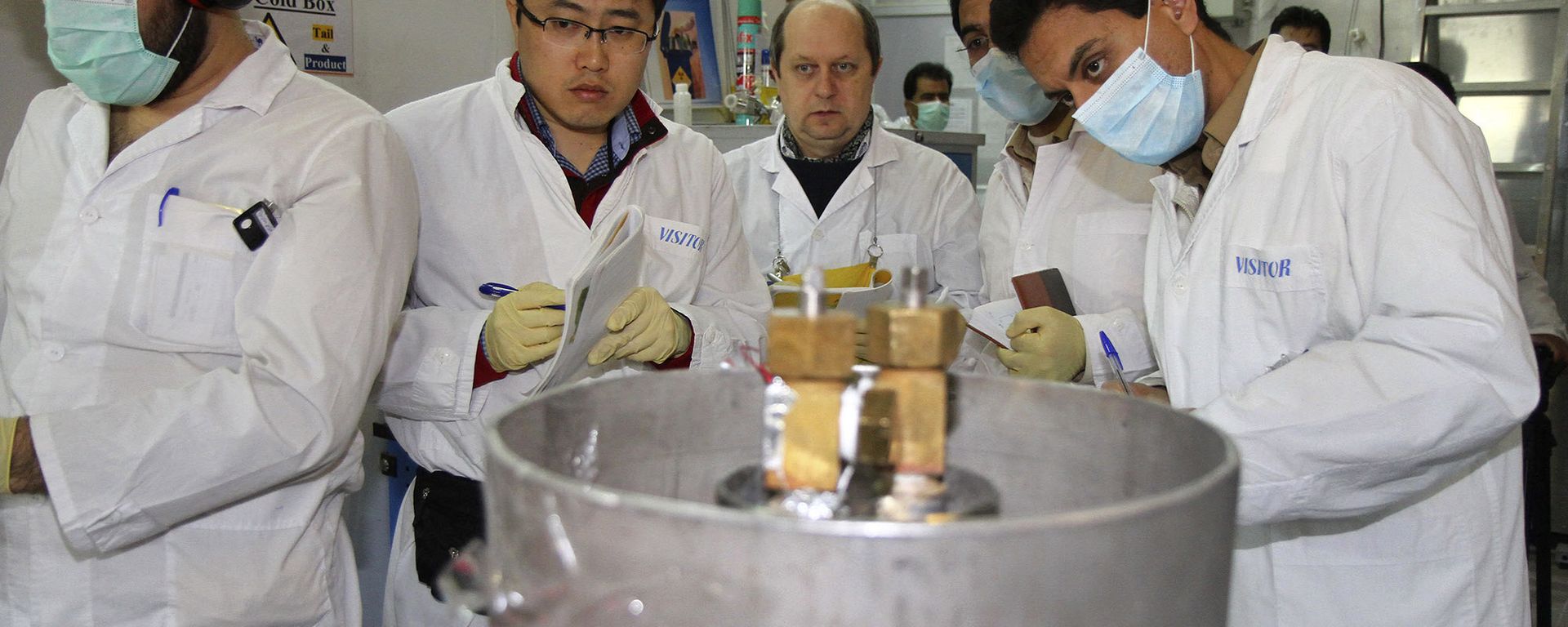 Unidentified International Atomic Energy Agency (IAEA) inspectors and Iranian technicians are on hand to cut the connections between the twin cascades for 20 percent uranium enrichment at Natanz facility, some 200 miles (322 kilometers) south of the capital Tehran, Iran, Monday, Jan. 20, 2014 Unidentified International Atomic Energy Agency (IAEA) inspectors and Iranian technicians are on hand to cut the connections between the twin cascades for 20 percent uranium enrichment at Natanz facility, some 200 miles (322 kilometers) south of the capital Tehran, Iran, Monday, Jan. 20, 2014 - Sputnik International, 1920, 04.09.2019