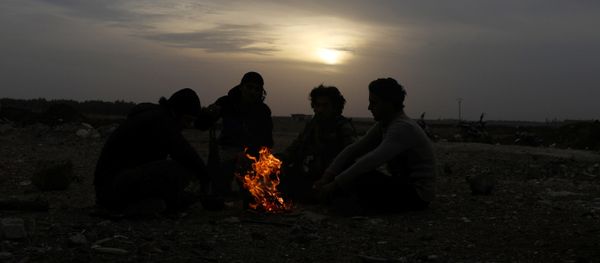 Free Syrian Army fighters sit together around a bonfire in the rebel-held town of Dael, Syria December 22, 2017 Free Syrian Army fighters sit together around a bonfire in the rebel-held town of Dael, Syria December 22, 2017 - Sputnik International
