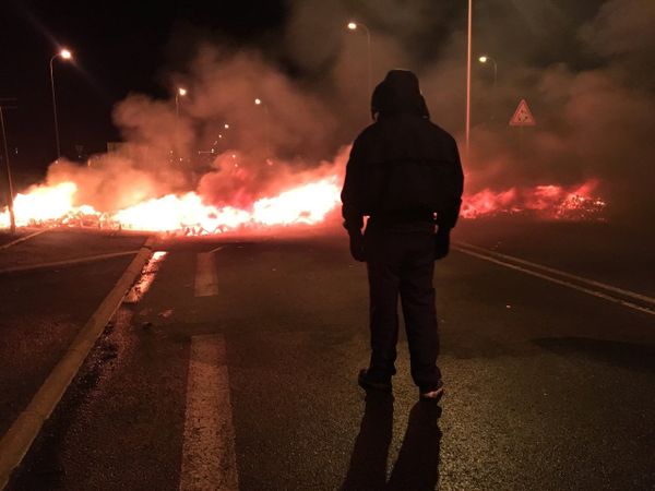 Hooded man looks on at the scene from the Fleury-Mérogis prison guard protest - Sputnik International
