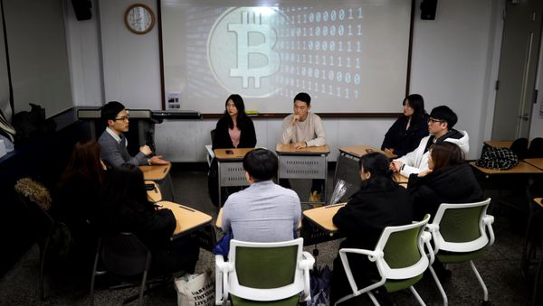 Members of a club studying cryptocurrencies, attend a meeting at a university in Seoul, South Korea, December 20, 2017. Picture taken December 20, 2017 - Sputnik International