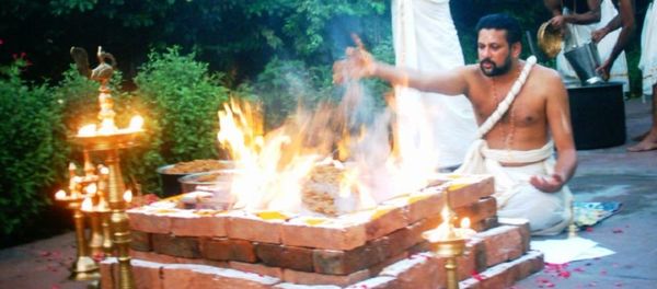 Yajurveda text describes formula and mantras to be uttered during sacrificial fire (yajna) rituals, shown Yajurveda text describes formula and mantras to be uttered during sacrificial fire (yajna) rituals, shown - Sputnik International