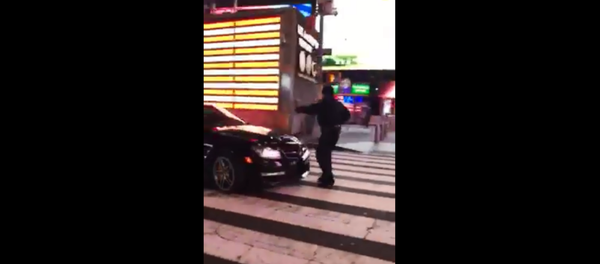 NYPD issue manhunt for Mercedes driver that rammed officer NYPD issue manhunt for Mercedes driver that rammed officer - Sputnik International