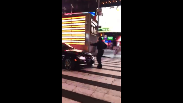 NYPD issue manhunt for Mercedes driver that rammed officer - Sputnik International