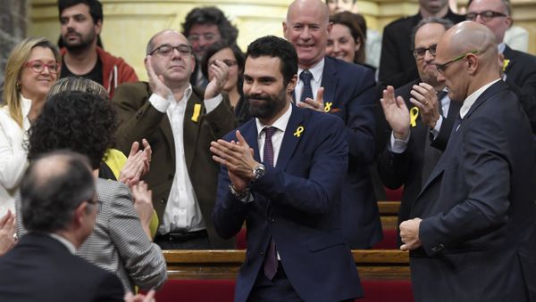 'Esquerra Republicana de Catalunya' - ERC (Republican Left of Catalonia) member of parliament Roger Torrent (C) is congratulated after being elected new parliament speaker of the Catalan parliament on January 17, 2018 in Barcelona - Sputnik International