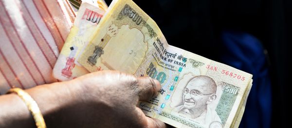 People waiting to exchange demonitised Indian currency in Bangalore. (File) People waiting to exchange demonitised Indian currency in Bangalore. (File) - Sputnik International