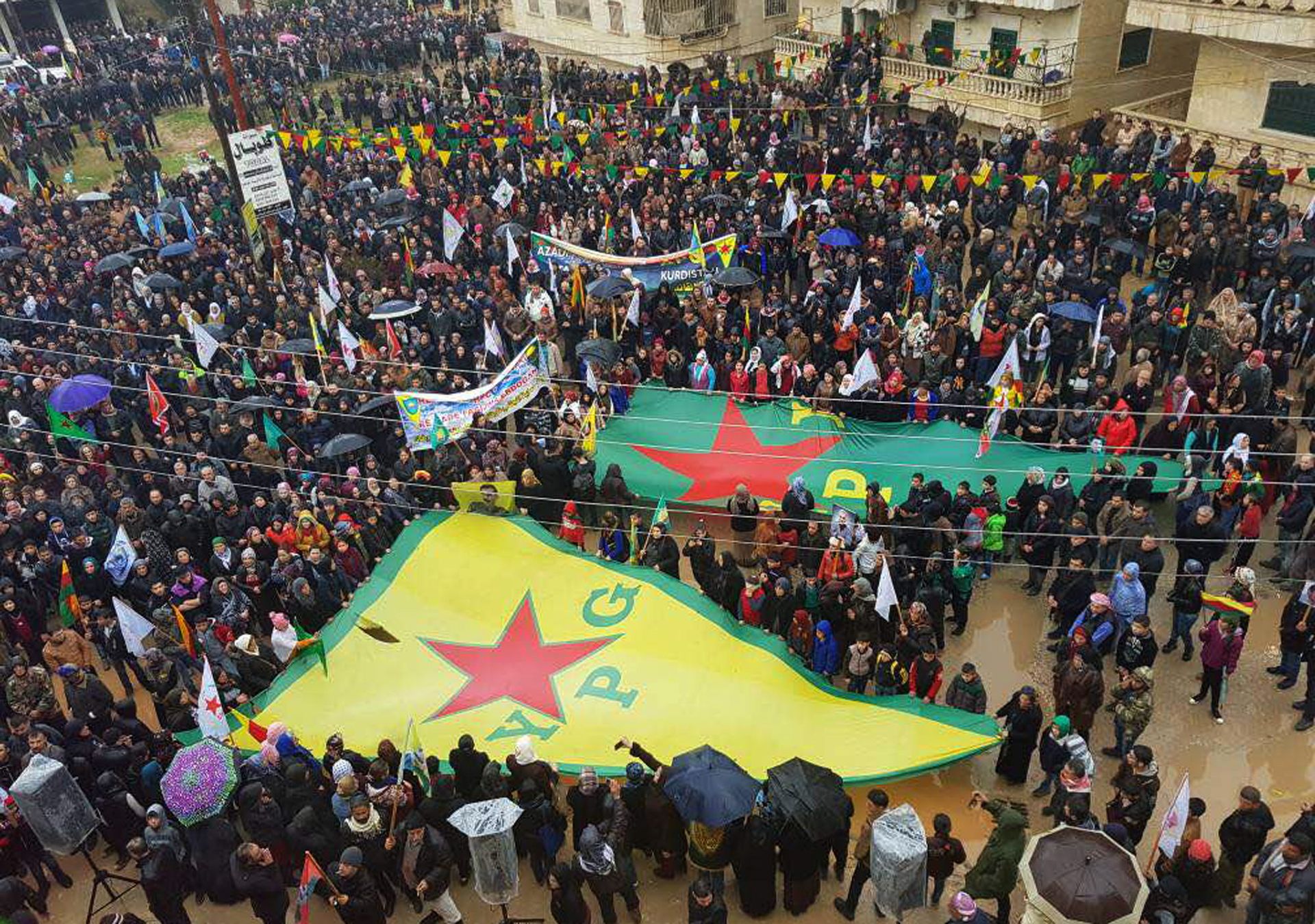 Protesters waving giant flags of the YPG and other parties and militias, during a demonstration against Turkish threats, in Afrin, Aleppo province, north Syria - Sputnik International, 1920, 14.11.2022