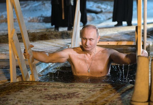 That's the Russian Spirit! People Dip in Icy Water Celebrating Orthodox Epiphany That's the Russian Spirit! People Dip in Icy Water Celebrating Orthodox Epiphany - Sputnik International