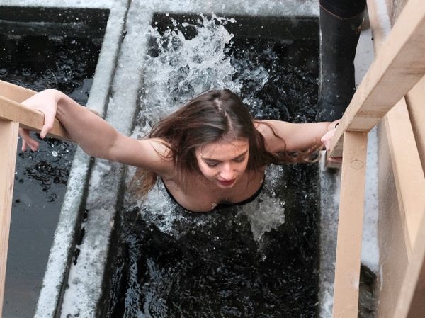 That's the Russian Spirit! People Dip in Icy Water Celebrating Orthodox Epiphany That's the Russian Spirit! People Dip in Icy Water Celebrating Orthodox Epiphany - Sputnik International
