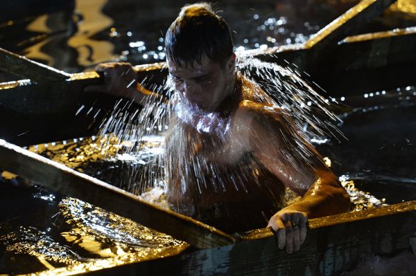 That's the Russian Spirit! People Dip in Icy Water Celebrating Orthodox Epiphany That's the Russian Spirit! People Dip in Icy Water Celebrating Orthodox Epiphany - Sputnik International