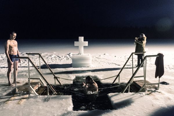 That's the Russian Spirit! People Dip in Icy Water Celebrating Orthodox Epiphany That's the Russian Spirit! People Dip in Icy Water Celebrating Orthodox Epiphany - Sputnik International
