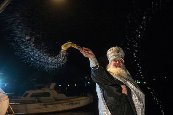 That's the Russian Spirit! People Dip in Icy Water Celebrating Orthodox Epiphany That's the Russian Spirit! People Dip in Icy Water Celebrating Orthodox Epiphany - Sputnik International