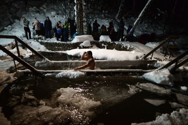 That's the Russian Spirit! People Dip in Icy Water Celebrating Orthodox Epiphany That's the Russian Spirit! People Dip in Icy Water Celebrating Orthodox Epiphany - Sputnik International