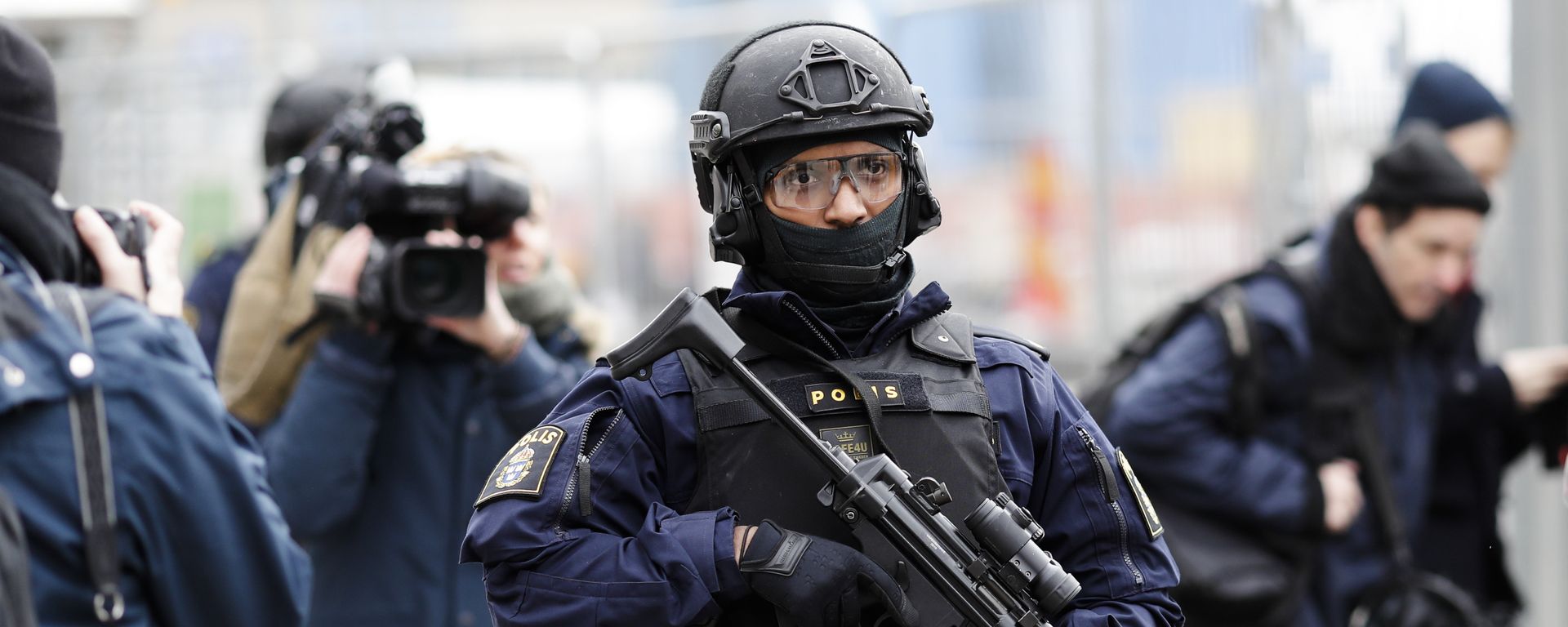 A special force police officer patrols near the department store Ahlens following a suspected terror attack on the Drottninggatan street in central Stockholm, Sweden, Saturday, April 8, 2017 A special force police officer patrols near the department store Ahlens following a suspected terror attack on the Drottninggatan street in central Stockholm, Sweden, Saturday, April 8, 2017 - Sputnik International, 1920, 30.12.2020