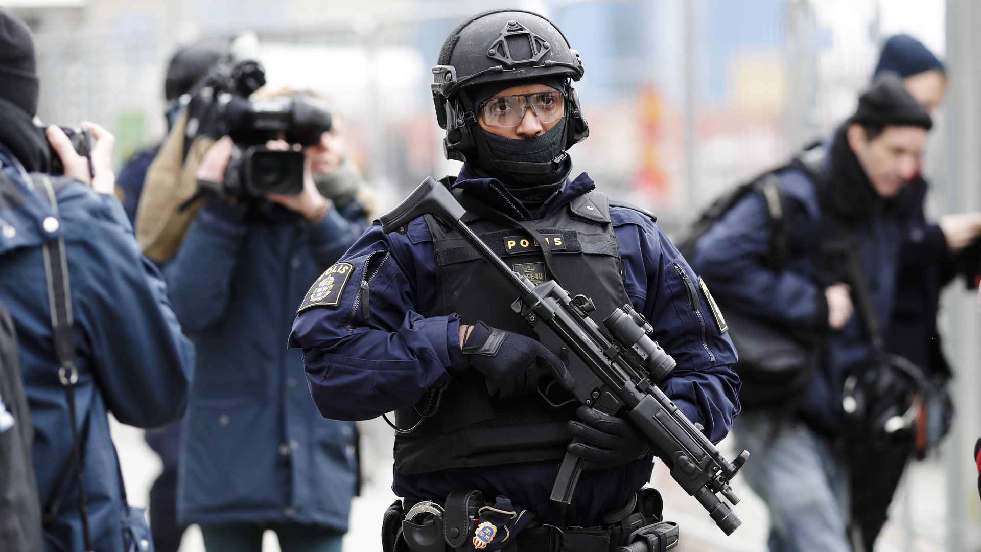 A special force police officer patrols near the department store Ahlens following a suspected terror attack on the Drottninggatan street in central Stockholm, Sweden, Saturday, April 8, 2017 A special force police officer patrols near the department store Ahlens following a suspected terror attack on the Drottninggatan street in central Stockholm, Sweden, Saturday, April 8, 2017 - Sputnik International, 1920, 02.02.2021