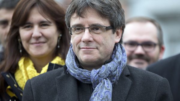 Ousted Catalan leader Carles Puigdemont, center, stands with elected Catalan lawmakers of his Together for Catalonia party at a park in Brussels - Sputnik International