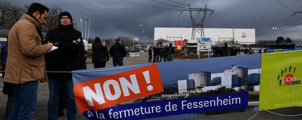 Workers demonstrate in front of the nuclear powerplant of Fessenheim, on January 19, 2018, to protest against the planned closure of plant, the country's oldest nuclear power plant - Sputnik International