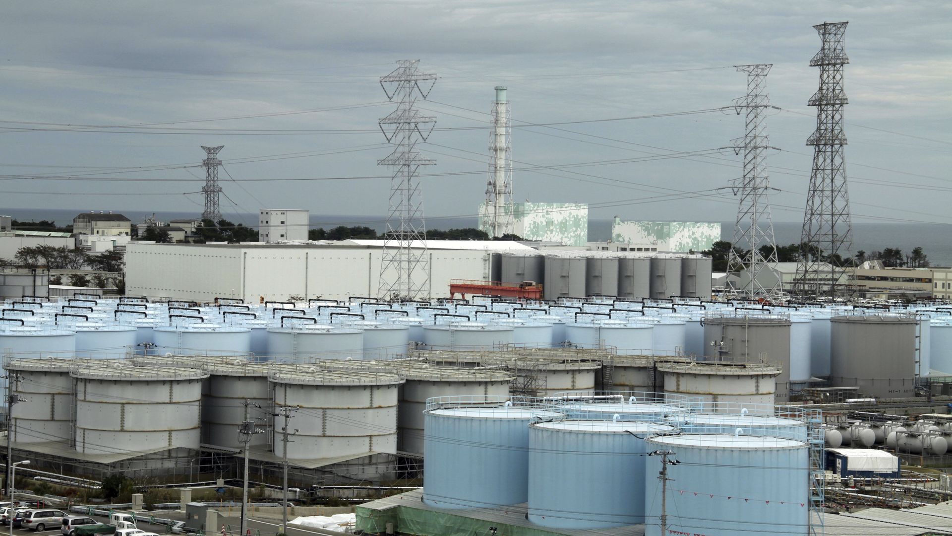 In this Oct. 12, 2017, photo, ever-growing amount of contaminated, treated but still slightly radioactive, water at the wrecked Fukushima Dai-ichi nuclear plant is stored in about 900 huge tanks, including those seen in this photo taken during a plant tour at Fukushima Daiichi Nuclear Power Plant in Okuma, Fukushima Prefecture, northeast of Tokyo In this Oct. 12, 2017, photo, ever-growing amount of contaminated, treated but still slightly radioactive, water at the wrecked Fukushima Dai-ichi nuclear plant is stored in about 900 huge tanks, including those seen in this photo taken during a plant tour at Fukushima Daiichi Nuclear Power Plant in Okuma, Fukushima Prefecture, northeast of Tokyo - Sputnik International, 1920, 25.02.2021