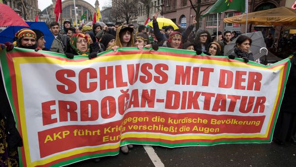 Members of the Kurdish community in Germany hold a banner asking to put an end to Erdogan's dictatorship during a demonstration on January 18, 2018 in Frankfurt am Main to protest after Turkey launched a new air and ground operation to oust Kurdish militia from a northern Syrian enclave, defying US warnings that the action risked destabilising the area Members of the Kurdish community in Germany hold a banner asking to put an end to Erdogan's dictatorship during a demonstration on January 18, 2018 in Frankfurt am Main to protest after Turkey launched a new air and ground operation to oust Kurdish militia from a northern Syrian enclave, defying US warnings that the action risked destabilising the area - Sputnik International