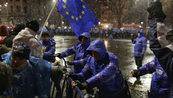 Protestors push barricades past police during a demonstration in Bucharest, Romania, January 20, 2018. - Sputnik International