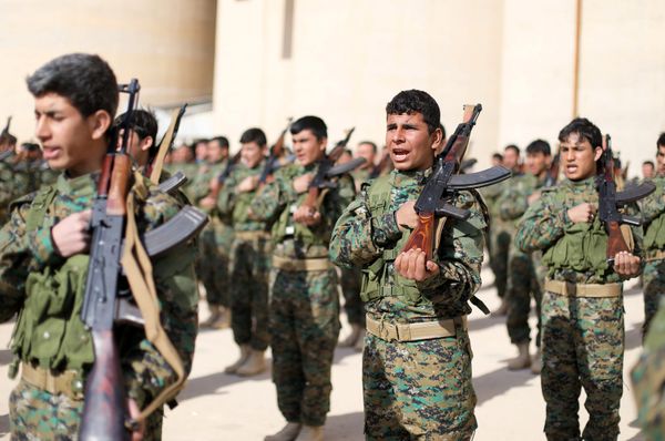 Fighters from a new border security force under the command of Syrian Democratic Forces (SDF) hold their weapons during a graduation ceremony in Hasaka, northeastern Syria, January 20, 2018 - Sputnik International