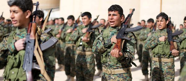 Fighters from a new border security force under the command of Syrian Democratic Forces (SDF) hold their weapons during a graduation ceremony in Hasaka, northeastern Syria, January 20, 2018 - Sputnik International