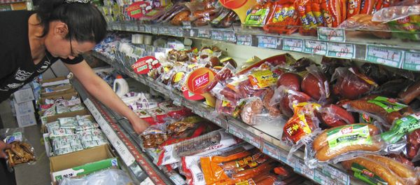 A woman chooses from a selection of pork sausages at a local grocery stall, Tuesday Sept. 11, 2007 in Beijing, China A woman chooses from a selection of pork sausages at a local grocery stall, Tuesday Sept. 11, 2007 in Beijing, China - Sputnik International