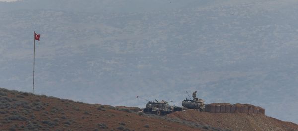 Soldiers man a Turkish Army artillery position, as seen from the outskirts of the village of Sugedigi, Turkey, near the border with Syria, background Soldiers man a Turkish Army artillery position, as seen from the outskirts of the village of Sugedigi, Turkey, near the border with Syria, background - Sputnik International