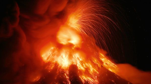 Mayon volcano erupts for the second straight day Tuesday, Jan. 23, 2018 as seen from Legazpi city, Albay province, southeast of Manila, Philippines - Sputnik International