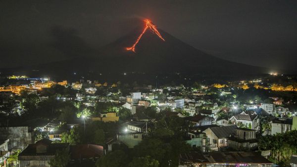 Lava cascades down the slopes of the Mayon volcano seen from Legazpi city, Albay province, 340 kilometers (210 miles) southeast of Manila, Philippines, Tuesday, Jan. 16, 2018 Lava cascades down the slopes of the Mayon volcano seen from Legazpi city, Albay province, 340 kilometers (210 miles) southeast of Manila, Philippines, Tuesday, Jan. 16, 2018 - Sputnik International