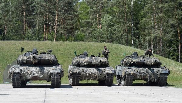 German army tank type Leopard stands at the parking position at the training area in Grafenwoehr, near Eschenbach, southern Germany. (File) - Sputnik International