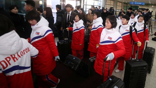 North Korea's women ice hockey athletes arrive at the South's CIQ (Customs, Immigration and Quarantine), just south of the demilitarized zone separating the two Koreas in Paju North Korea's women ice hockey athletes arrive at the South's CIQ (Customs, Immigration and Quarantine), just south of the demilitarized zone separating the two Koreas in Paju - Sputnik International