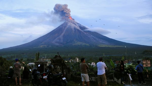 Residents watch the Mount Mayon volcano as it erupted anew in Daraga, Albay province, south of Manila, Philippines January 25, 2018 Residents watch the Mount Mayon volcano as it erupted anew in Daraga, Albay province, south of Manila, Philippines January 25, 2018 - Sputnik International