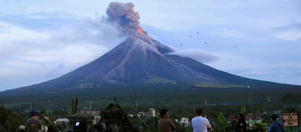 Residents watch the Mount Mayon volcano as it erupted anew in Daraga, Albay province, south of Manila, Philippines January 25, 2018 - Sputnik International