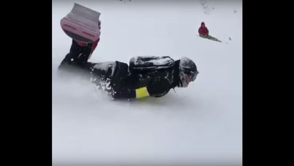 The snowboarder has slid from Elbrus on a stomach - Sputnik International