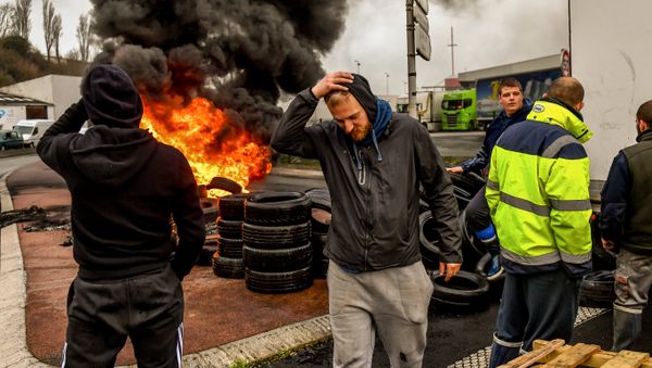 Fishermen from the French city of Boulogne burn tyres and block access to the port of Boulogne-sur-Mer on January 25, 2018, as they protest against 'pulse fishing' practiced by Dutch fishermen. French fishermen blocked the port of Calais, preventing cross-Channel ferries arriving or departing, and a road leading to the port of Boulogne-sur-Mer, about 30 kilometres (20 miles) southwest of Calais, to demand a ban on electric pulse fishing in the North Sea Fishermen from the French city of Boulogne burn tyres and block access to the port of Boulogne-sur-Mer on January 25, 2018, as they protest against 'pulse fishing' practiced by Dutch fishermen. French fishermen blocked the port of Calais, preventing cross-Channel ferries arriving or departing, and a road leading to the port of Boulogne-sur-Mer, about 30 kilometres (20 miles) southwest of Calais, to demand a ban on electric pulse fishing in the North Sea - Sputnik International